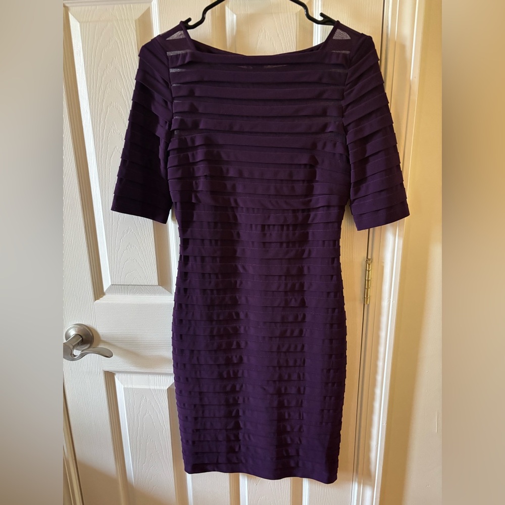 Adrianna Papell as short sleeve sheath dress with shutter body size 4